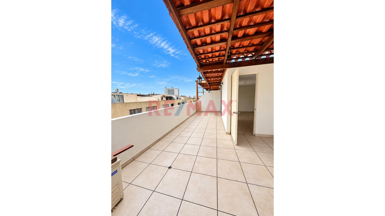 Alquiler De Hermoso Dúplex Con Terraza Y Estacionamiento – Comas - 8