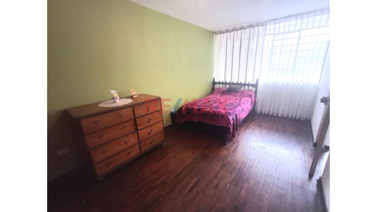 ¡Amplia Casa De 2 Pisos En Venta Frente A Parque – Av. El Sol! - 17