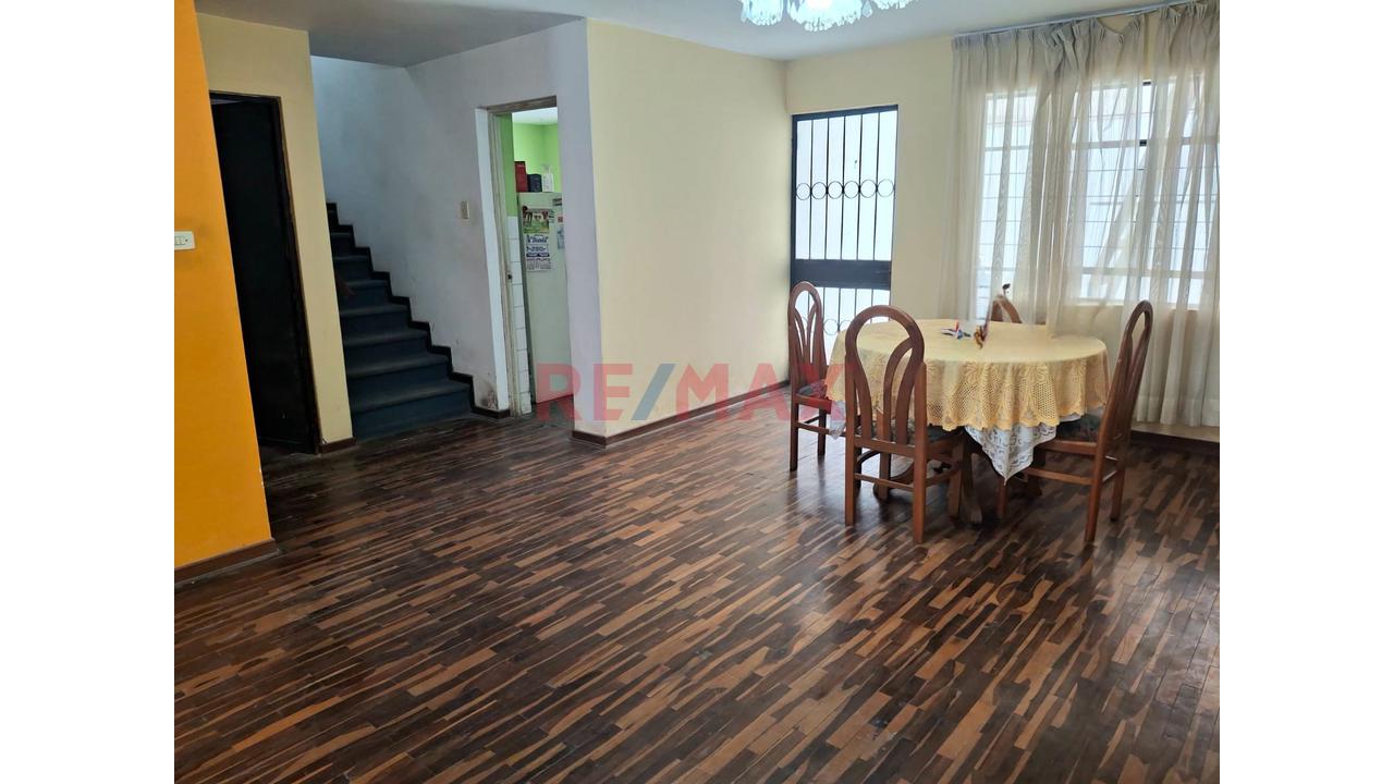 ¡Amplia Casa De 2 Pisos En Venta Frente A Parque – Av. El Sol! — foto 7