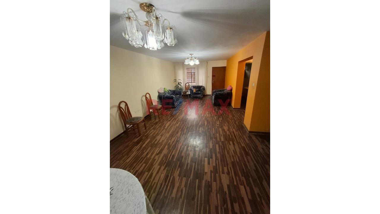 ¡Amplia Casa De 2 Pisos En Venta Frente A Parque – Av. El Sol! — foto 10