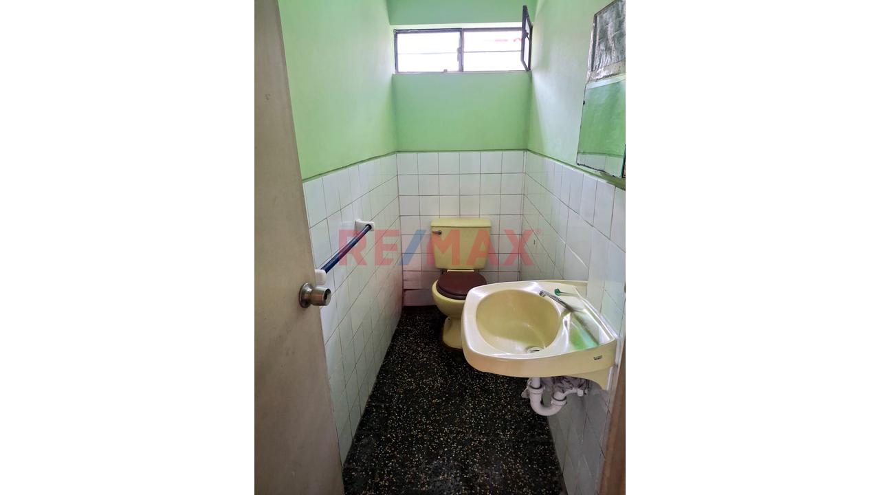 ¡Amplia Casa De 2 Pisos En Venta Frente A Parque – Av. El Sol! — foto 14