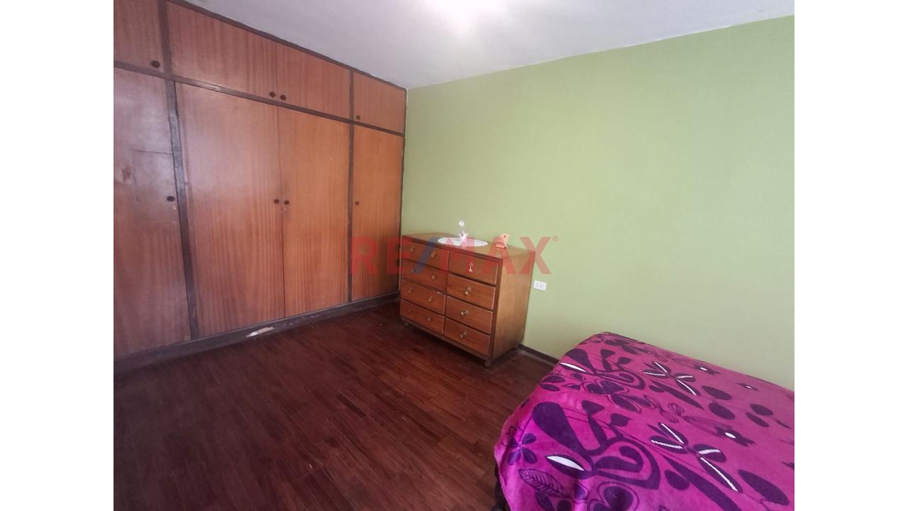 ¡Amplia Casa De 2 Pisos En Venta Frente A Parque – Av. El Sol! - 18