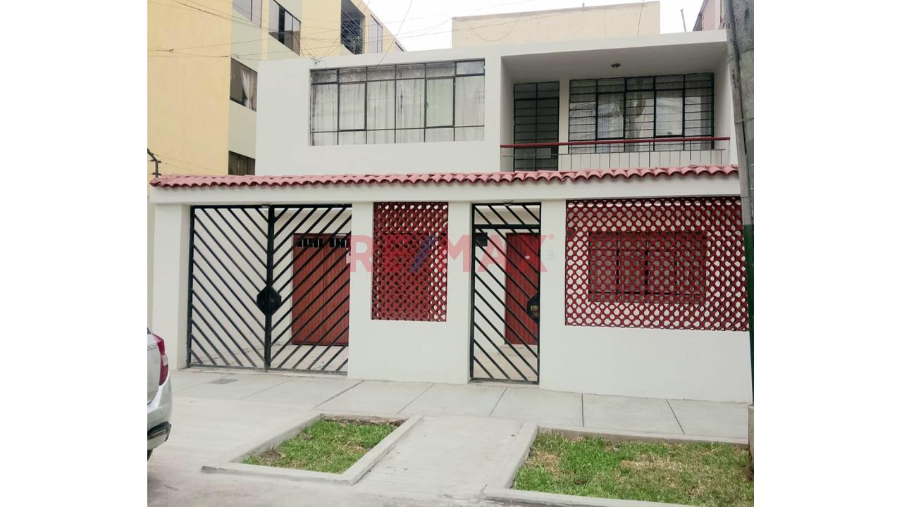 ¡Amplia Casa De 2 Pisos En Venta Frente A Parque – Av. El Sol! — foto 2
