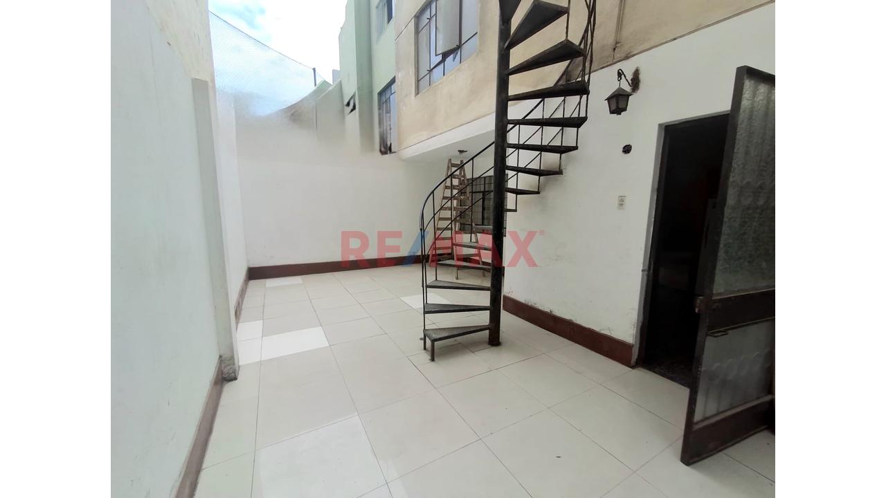 ¡Amplia Casa De 2 Pisos En Venta Frente A Parque – Av. El Sol! - 21