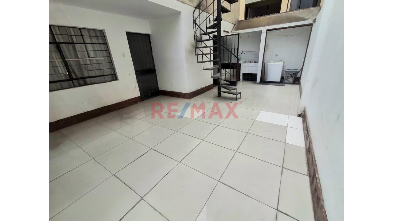 ¡Amplia Casa De 2 Pisos En Venta Frente A Parque – Av. El Sol! - 20