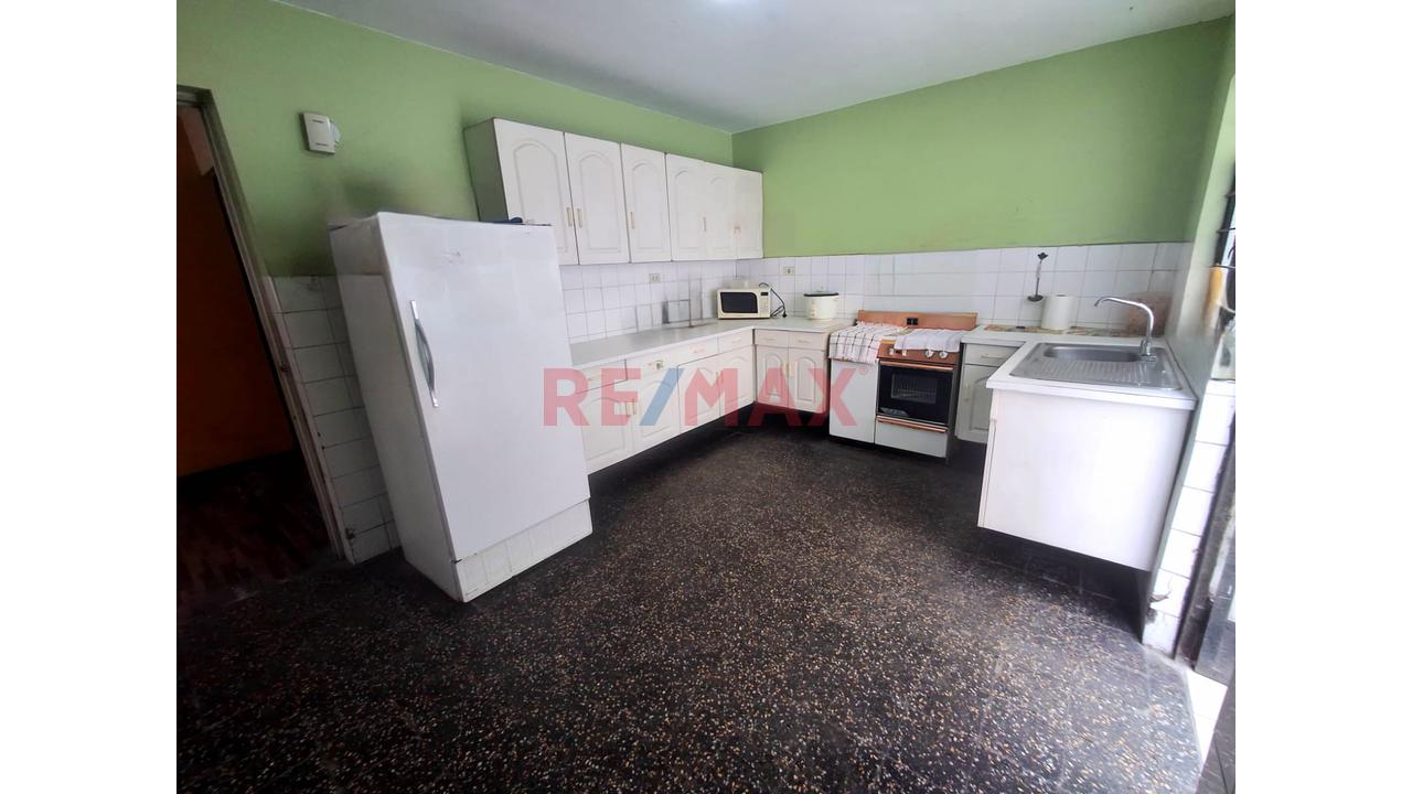 ¡Amplia Casa De 2 Pisos En Venta Frente A Parque – Av. El Sol! — foto 11