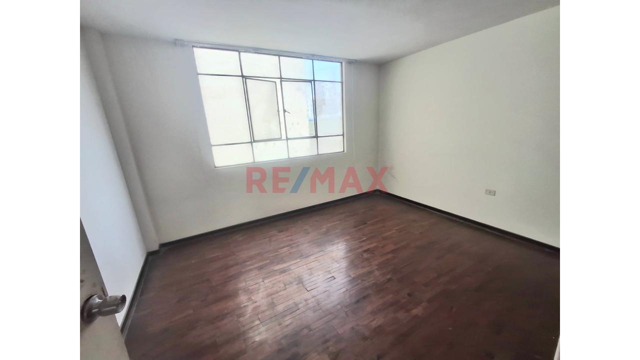 ¡Amplia Casa De 2 Pisos En Venta Frente A Parque – Av. El Sol! — foto 15