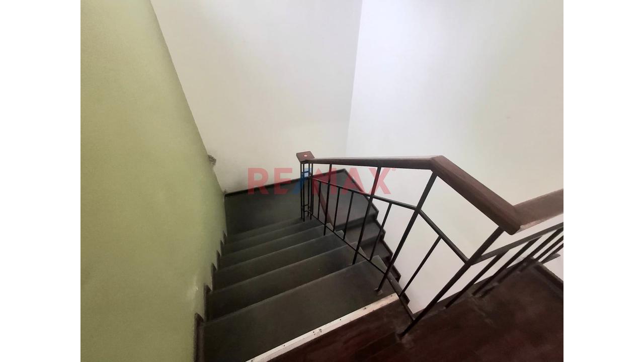 ¡Amplia Casa De 2 Pisos En Venta Frente A Parque – Av. El Sol! — foto 13