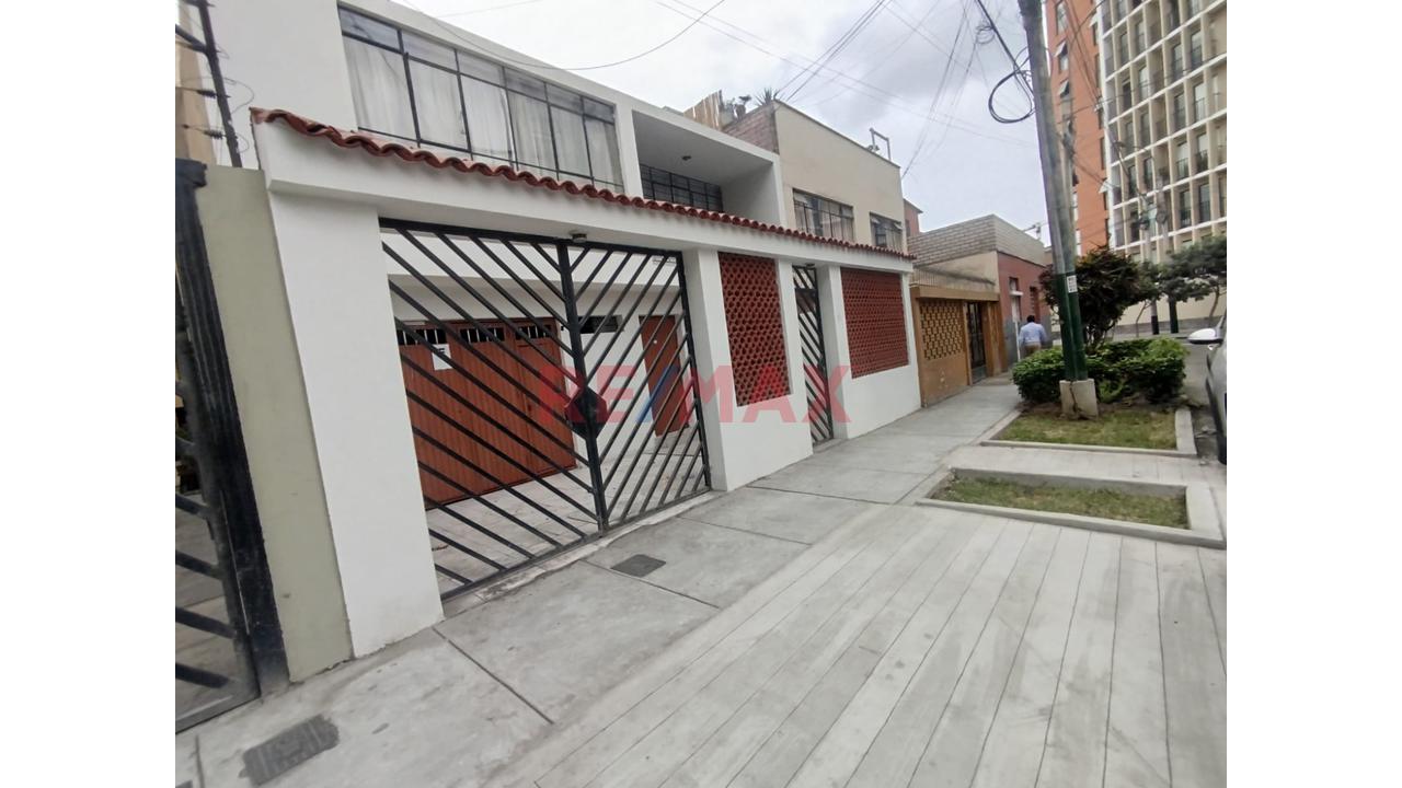 ¡Amplia Casa De 2 Pisos En Venta Frente A Parque – Av. El Sol! — foto 4