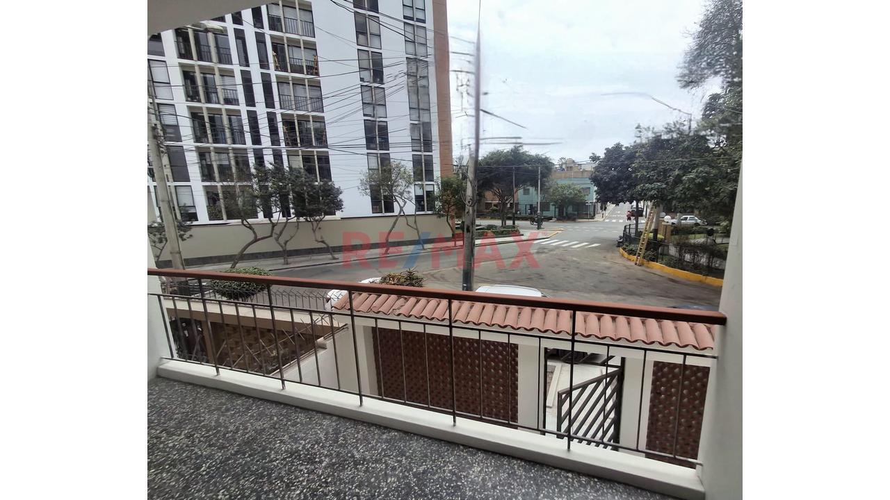 ¡Amplia Casa De 2 Pisos En Venta Frente A Parque – Av. El Sol! — foto 3