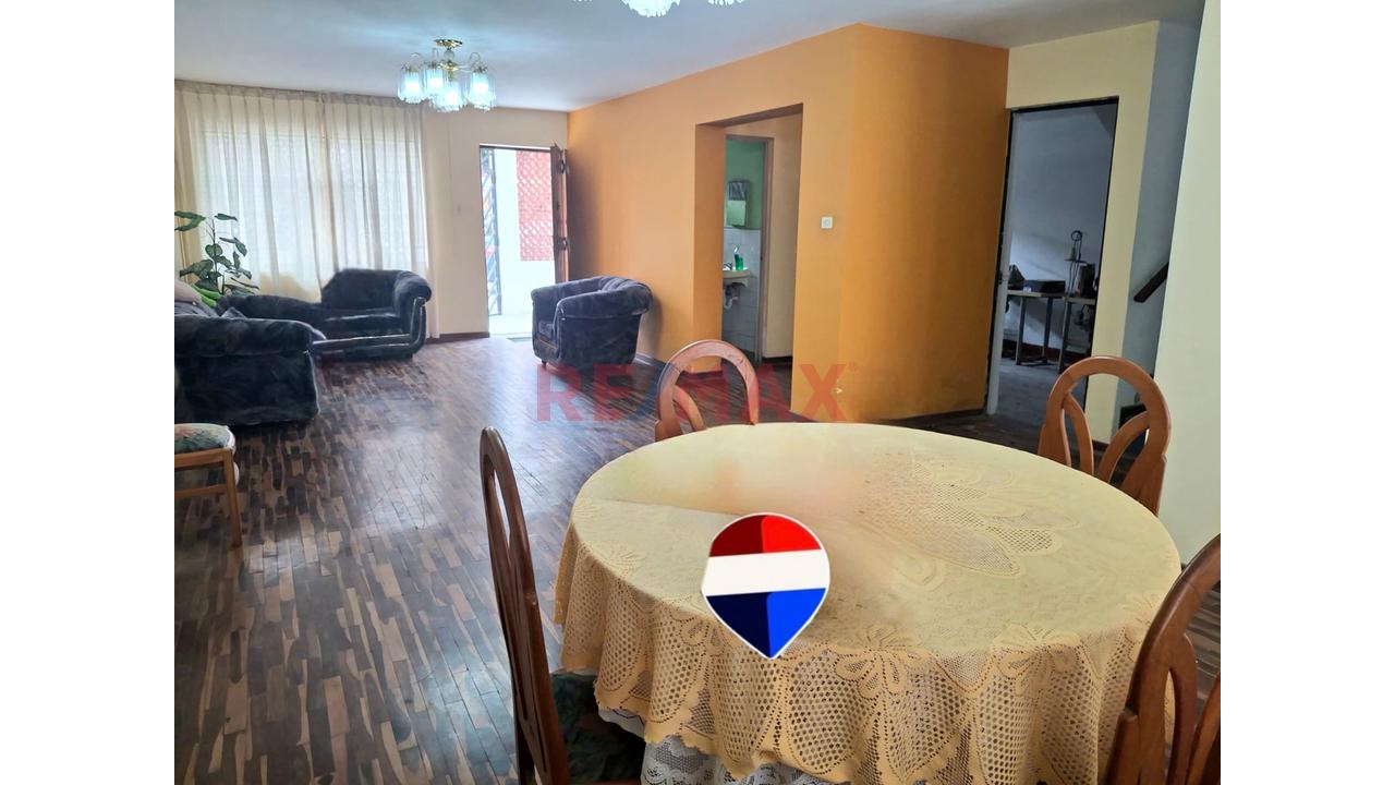 ¡Amplia Casa De 2 Pisos En Venta Frente A Parque – Av. El Sol! — foto 9
