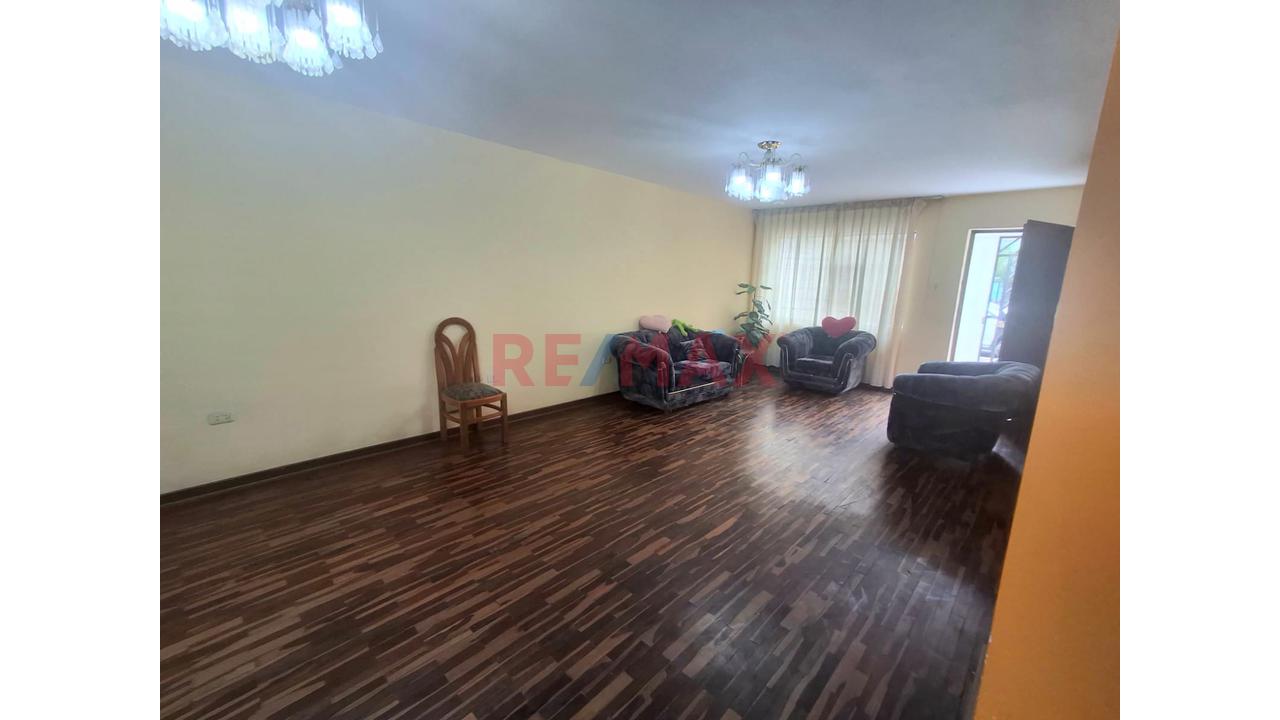 ¡Amplia Casa De 2 Pisos En Venta Frente A Parque – Av. El Sol! — foto 8