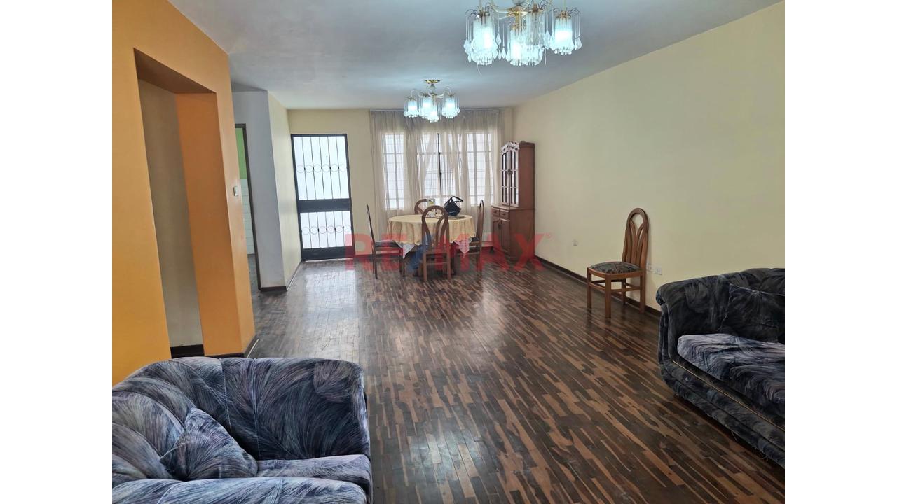 ¡Amplia Casa De 2 Pisos En Venta Frente A Parque – Av. El Sol! — foto 6