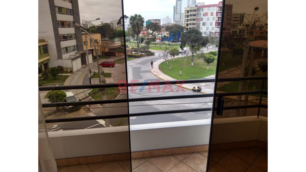 Alquiler De Amplio Departamento Frente A Parque De La Cruz En Pueblo Libre — foto 4