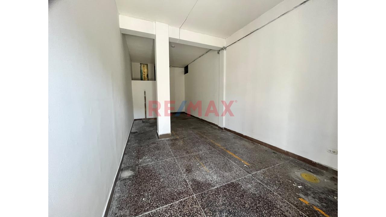 Excelente Oportunidad De Alquiler! Local Comercial Estratégico. Ubicado En Av. Arriola. - 2