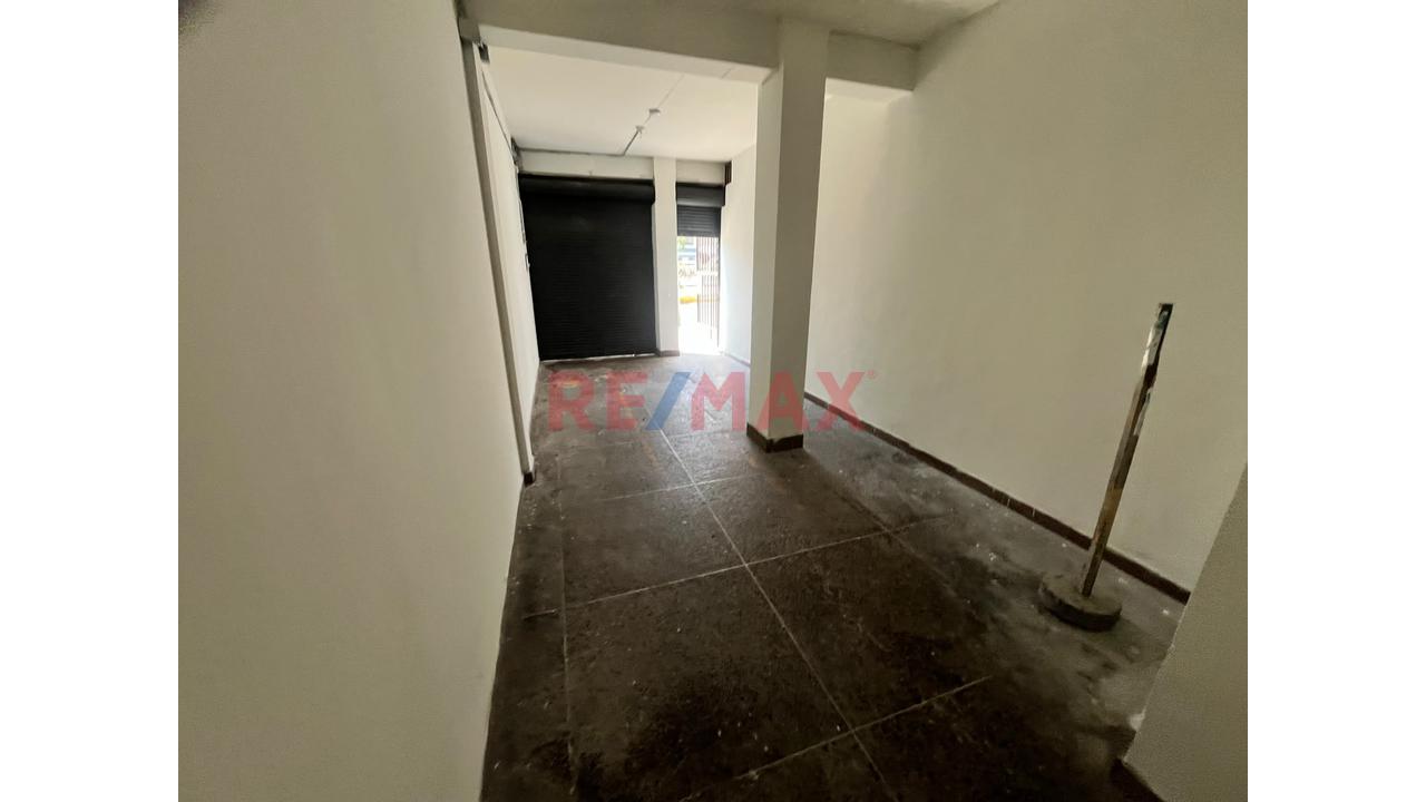 Excelente Oportunidad De Alquiler! Local Comercial Estratégico. Ubicado En Av. Arriola. - 8