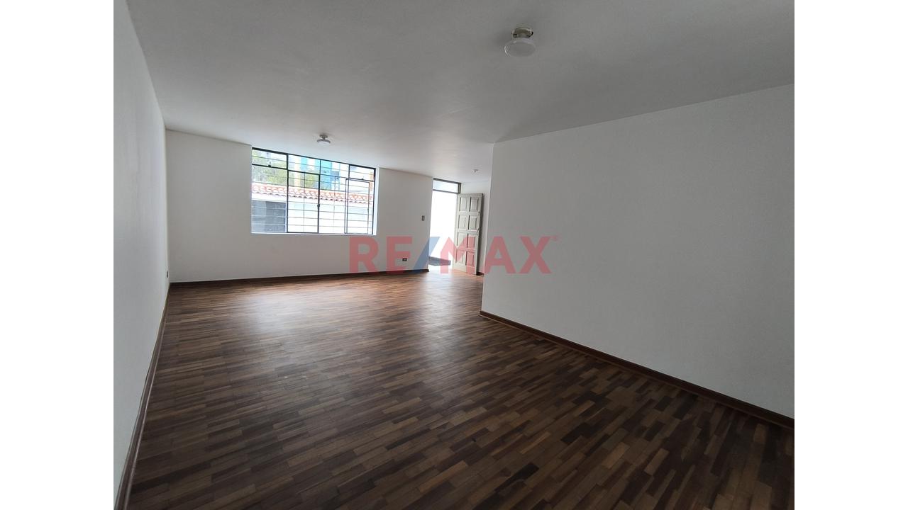 Casa Completa En Alquiler En Breña — 2 Pisos Y Cochera | S/6,000 — foto 3