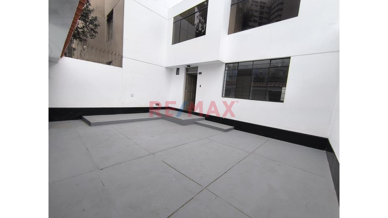 Casa Completa En Alquiler En Breña — 2 Pisos Y Cochera | S/6,000 — foto 13