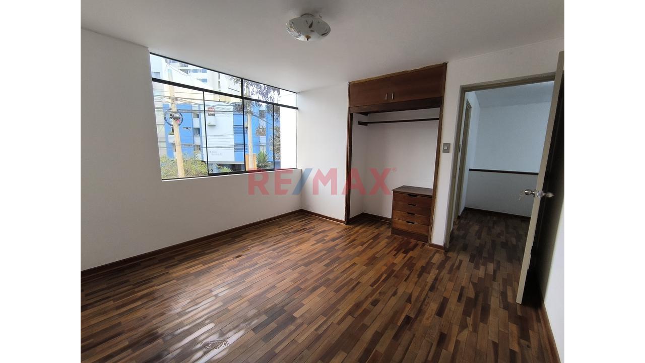 Casa Completa En Alquiler En Breña — 2 Pisos Y Cochera | S/6,000 — foto 8