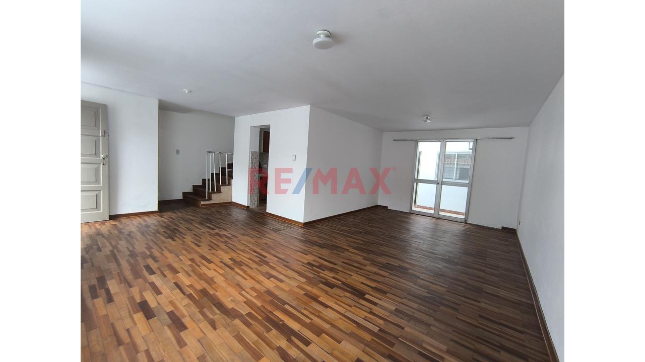 Casa Completa En Alquiler En Breña — 2 Pisos Y Cochera | S/6,000 — foto 2
