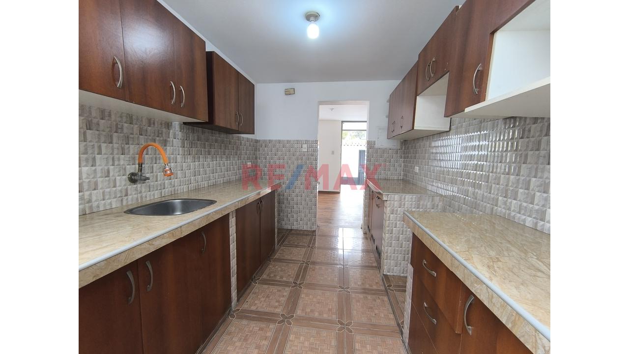 Casa Completa En Alquiler En Breña — 2 Pisos Y Cochera | S/6,000 — foto 6