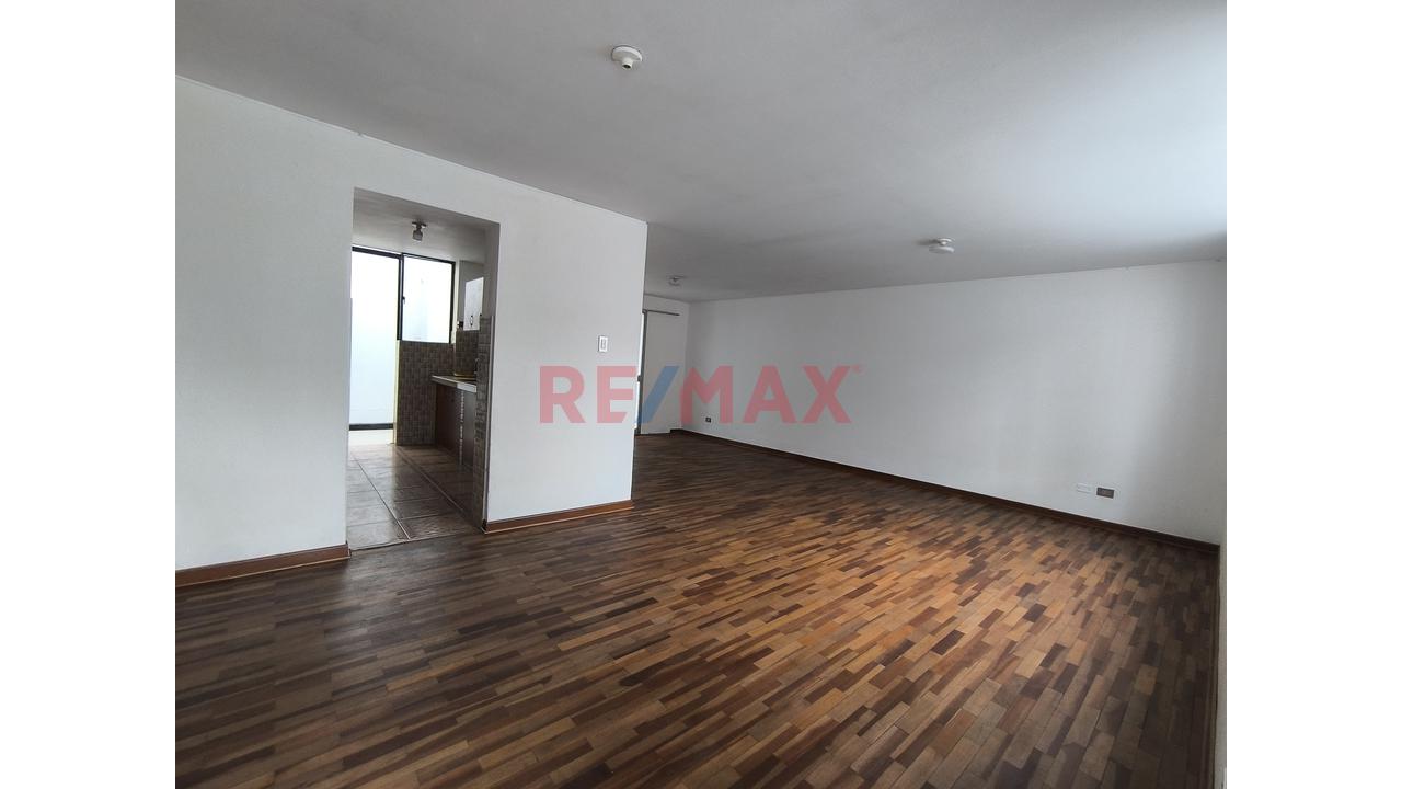 Casa Completa En Alquiler En Breña — 2 Pisos Y Cochera | S/6,000 — foto 5