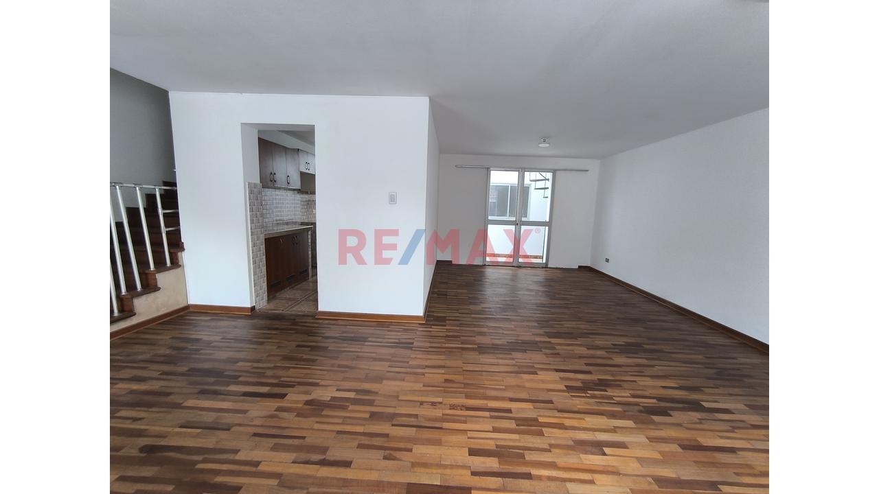Casa Completa En Alquiler En Breña — 2 Pisos Y Cochera | S/6,000 — foto 4