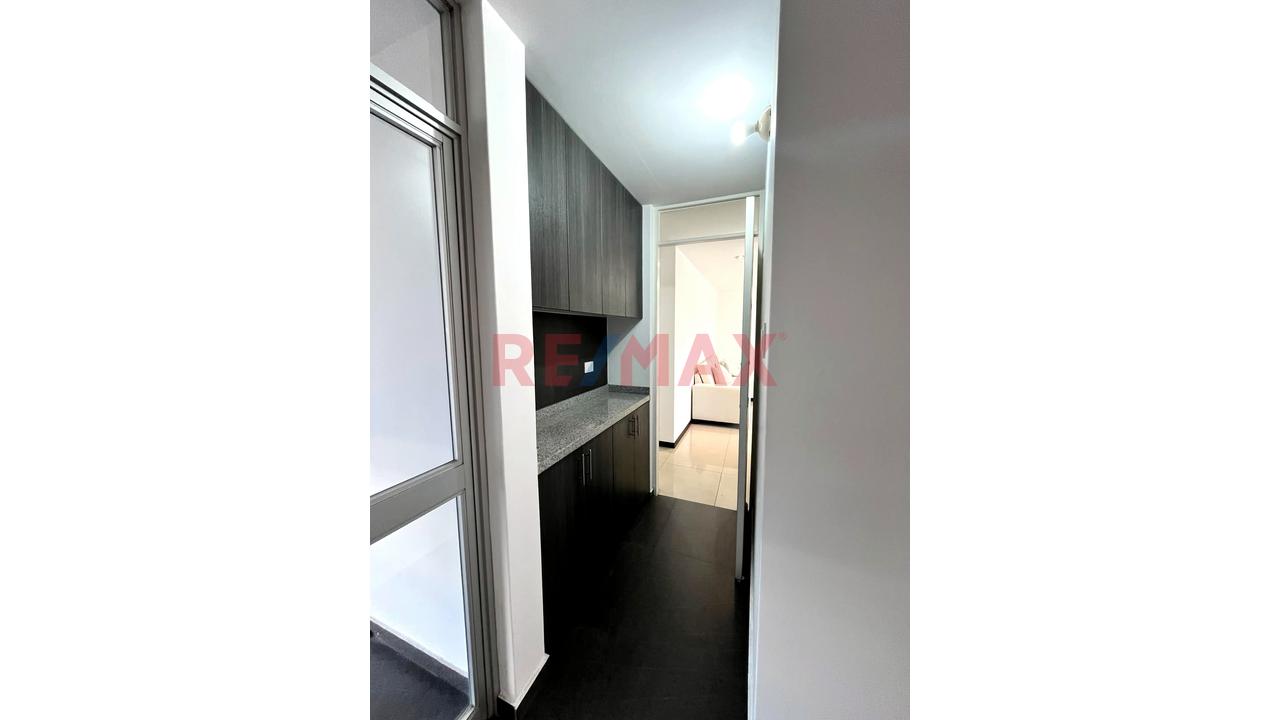 Amplio Departamento Frete A Parque En Urb Jorge Basadre — foto 2