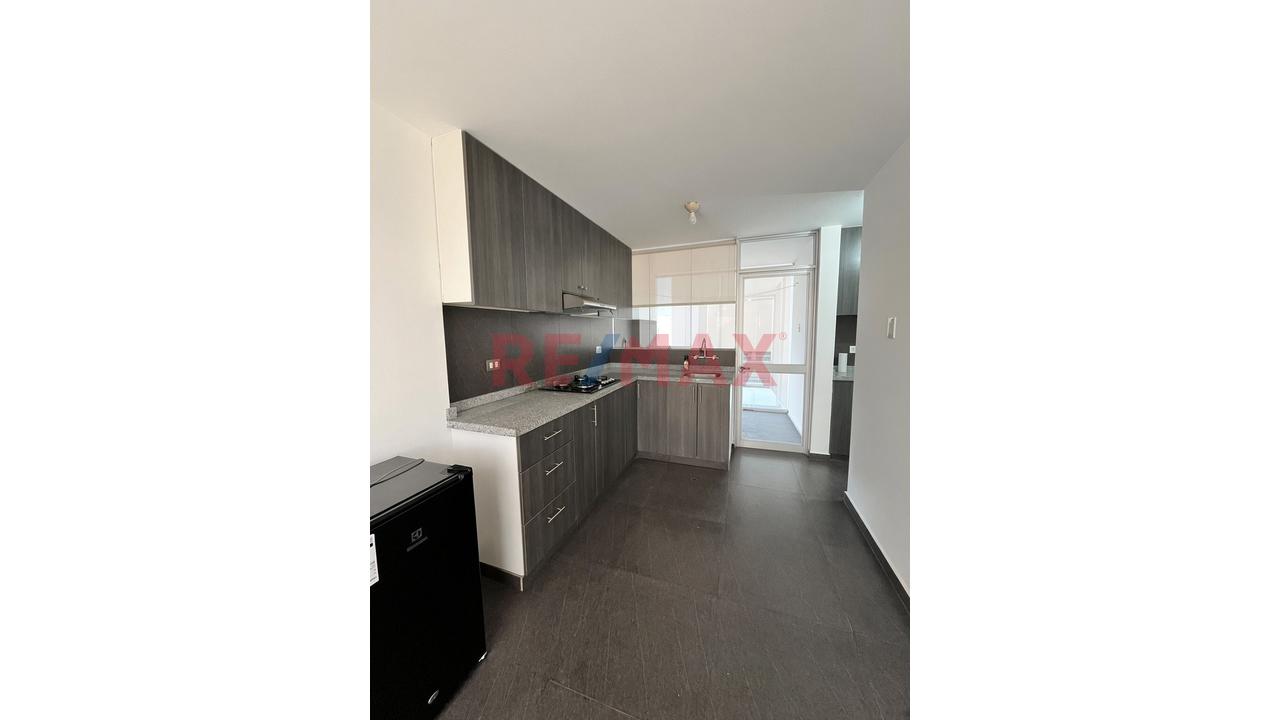 Amplio Departamento Frete A Parque En Urb Jorge Basadre — foto 4