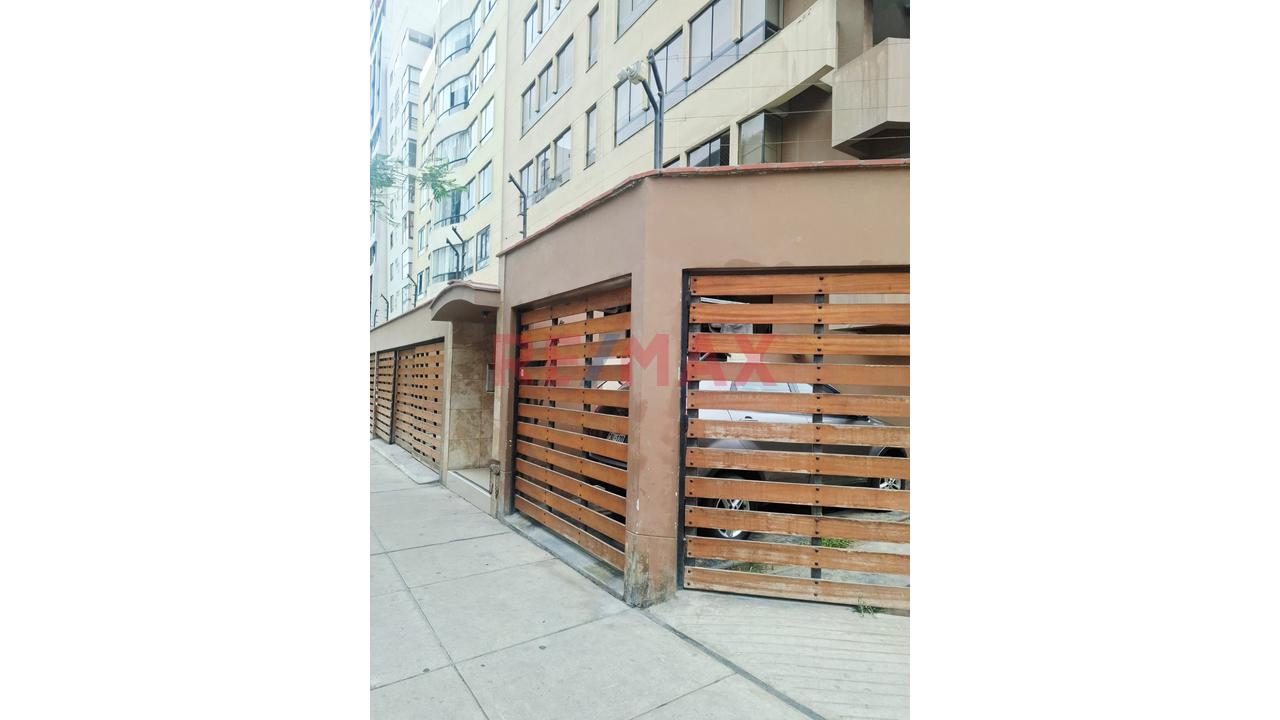 Venta De Cochera Espaciosa E Independiente En Urb. Barrio Médico, Surquillo - 4