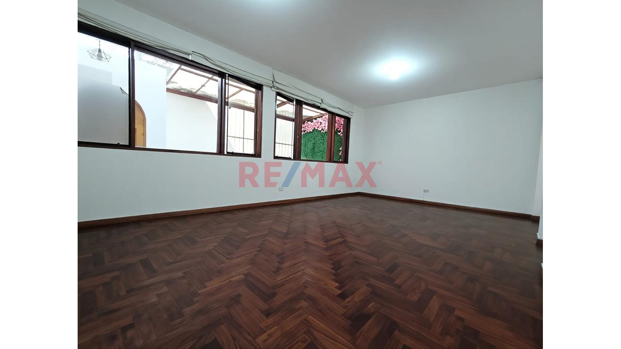 En Alquiler - Amplio Departamento En Primer Piso En Urb. San Roque - Surco — foto 3