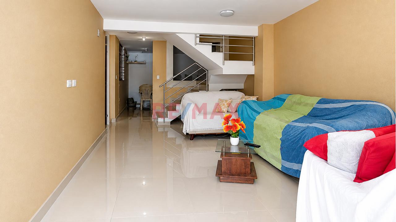 Hermosa Y Amplia Casa Familiar En Alquiler De 2 Pisos + Azotea En Villa Saraja — foto 2