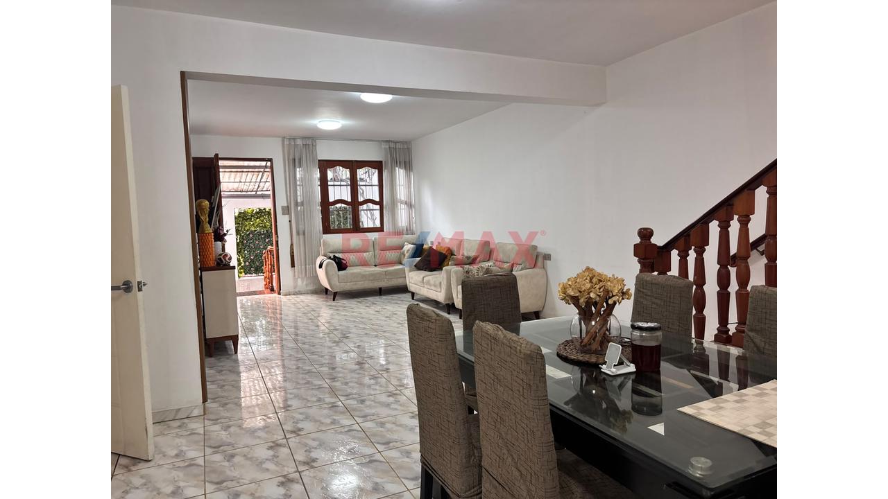 Casa En Venta Frente A Parque En Comas | 215 M² De Terreno Y 510 M² Construidos — foto 2