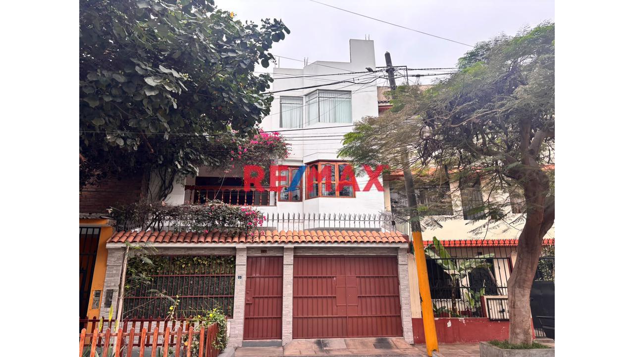 Casa En Venta Frente A Parque En Comas | 215 M² De Terreno Y 510 M² Construidos