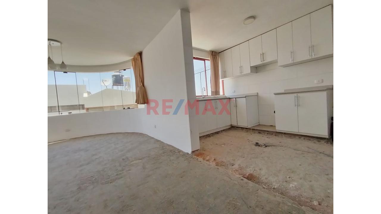 🏡 Se Vende Amplia Casa En Urbanización - Cayma - 21