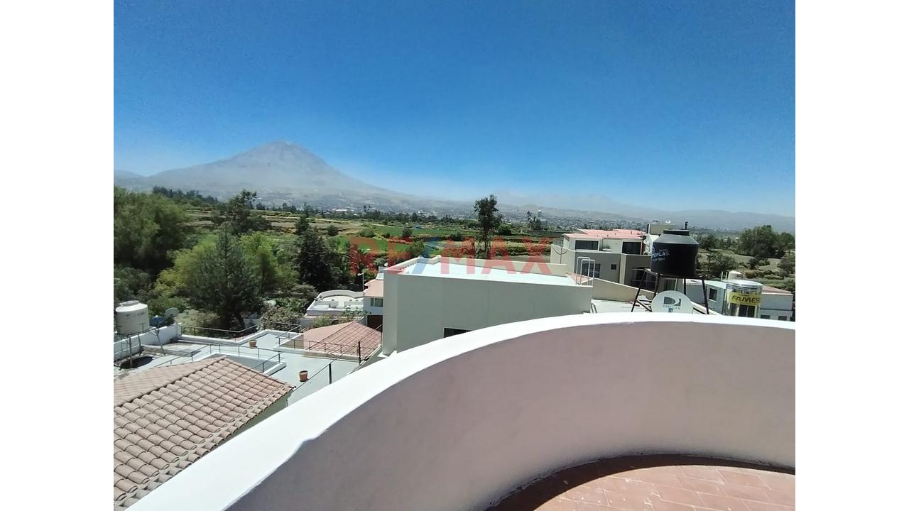 🏡 Se Vende Amplia Casa En Urbanización - Cayma - 16