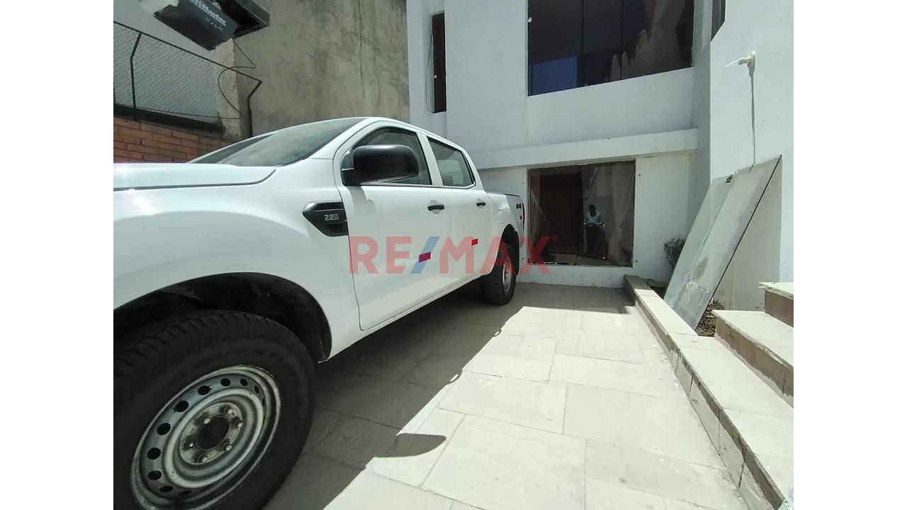 🏡 Se Vende Amplia Casa En Urbanización - Cayma - 17