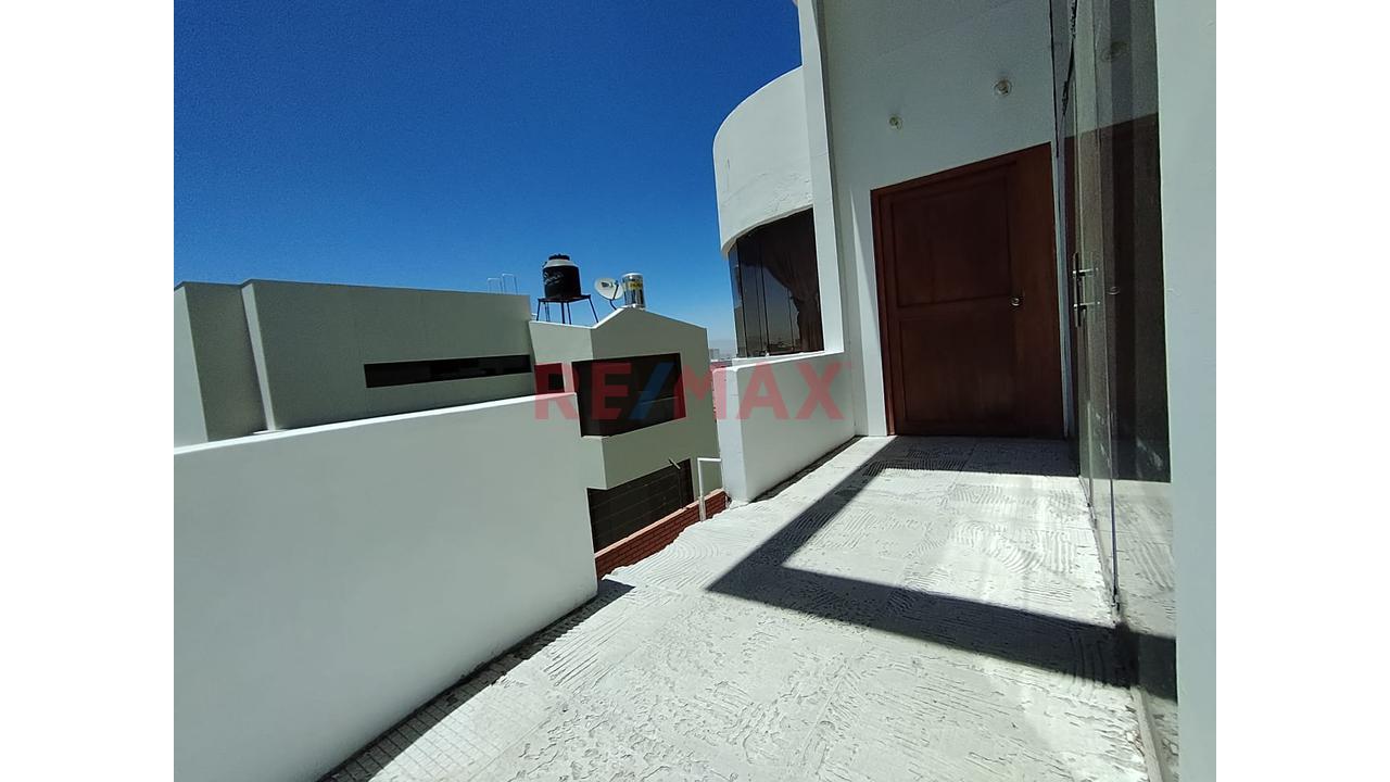 🏡 Se Vende Amplia Casa En Urbanización - Cayma - 20
