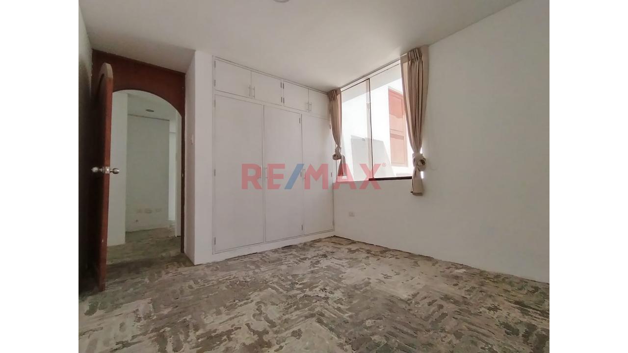 🏡 Se Vende Amplia Casa En Urbanización - Cayma - 18