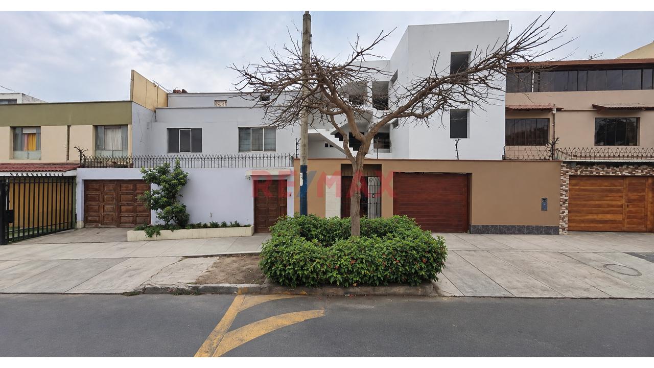 Casa En Venta En Cosmos, Surco | 5 Dormitorios Incluye Departamento Adicional En El 3Er Piso — foto 2