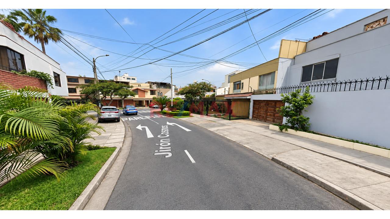 Casa En Venta En Cosmos, Surco | 5 Dormitorios Incluye Departamento Adicional En El 3Er Piso — foto 1