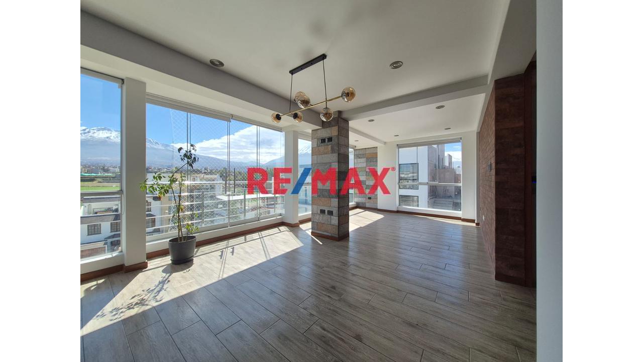 En Venta Exclusivo Dúplex En Esquina Frente A Parque Con Terraza Y Vista A Los Volcanes