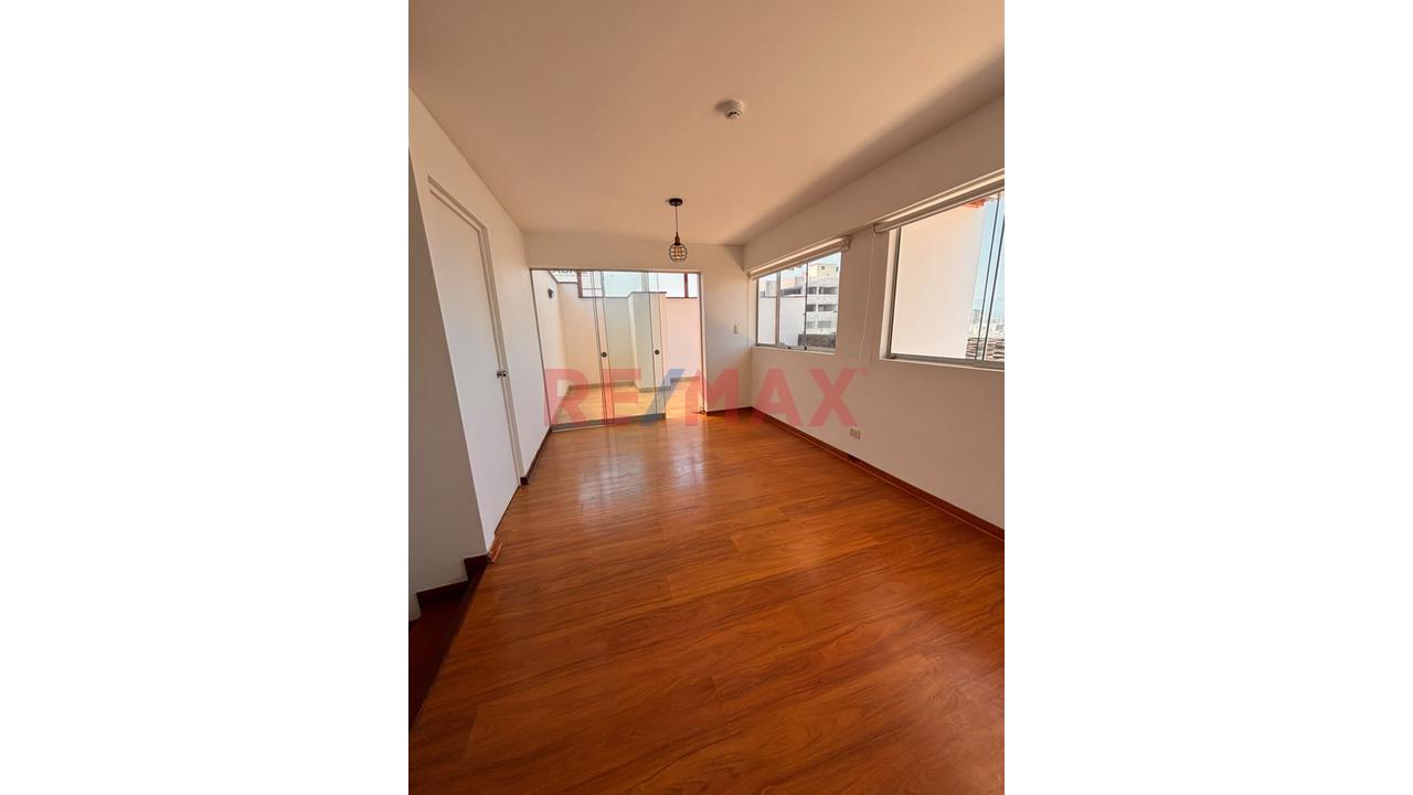 Venta De Dúplex De 3 Dorm. Con Terraza Y Cochera En Jesús María — foto 3