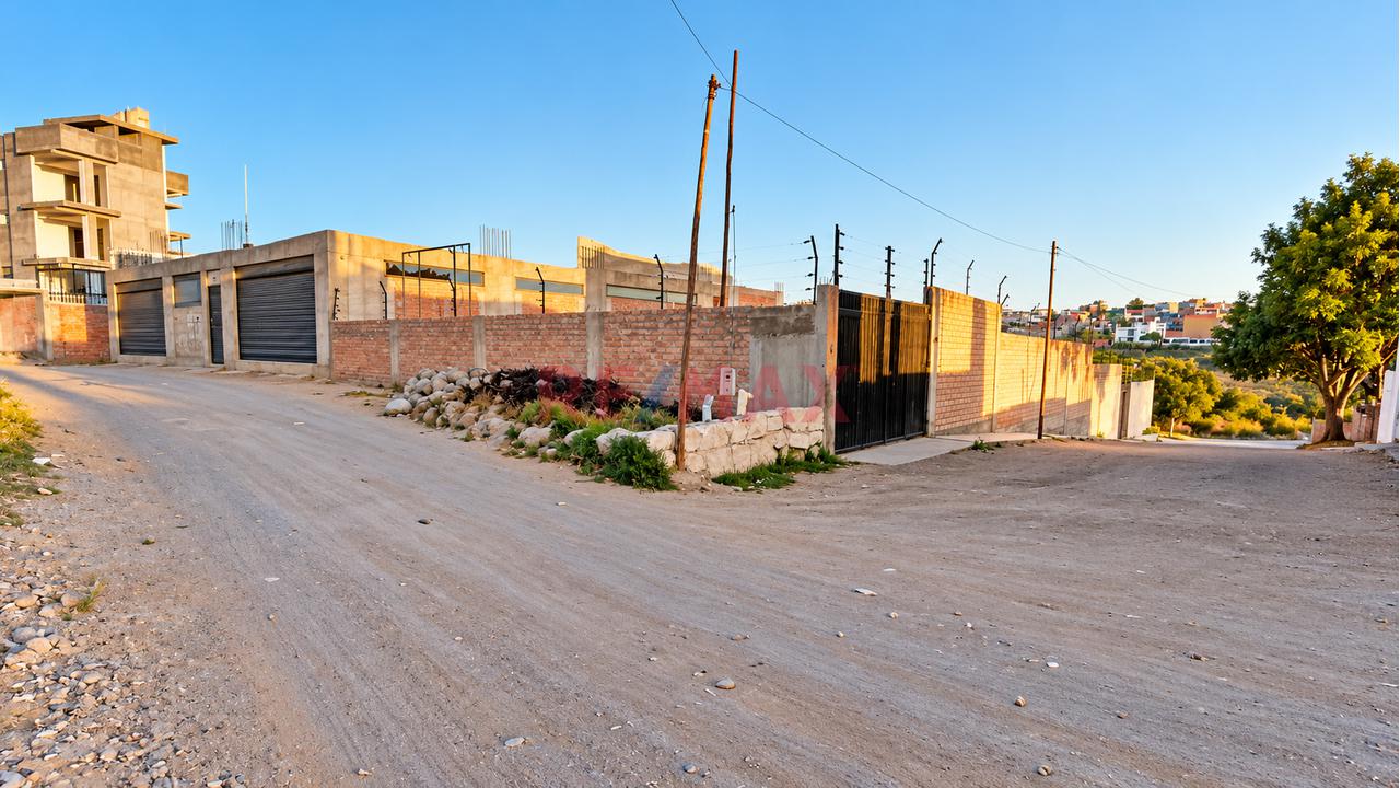 Terreno En Venta Con Doble Fachada — José Luis Bustamante Y Rivero - 1