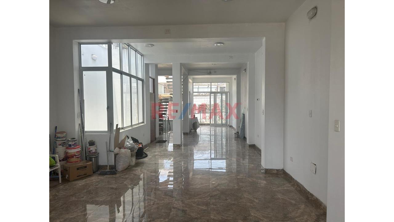 Alquiler De Local Comercial En San Martin De Porres, De Estreno - 16