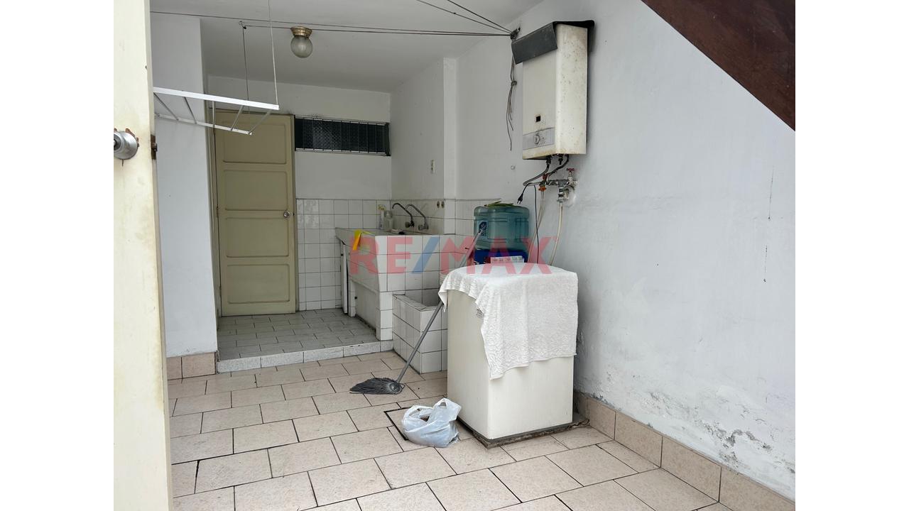 Constructor Inversionista Venta De Casa Como Terreno De 2 Pisos San Isidro — foto 9