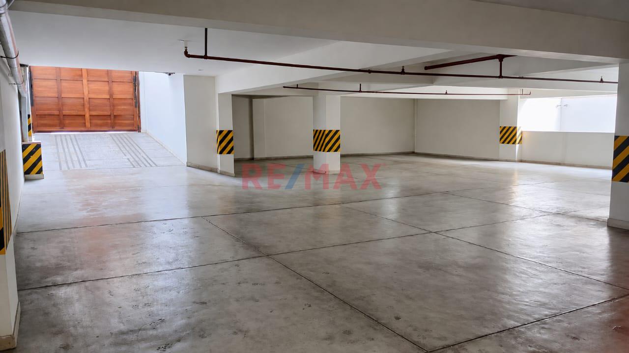 🏡 ¡Alquila Hoy Tu Dúplex En San Borja -Chacarilla! 🌿 5 Dormitorios + Terraza + 2 Cocheras + 1 Depósito + Ascensor - 19