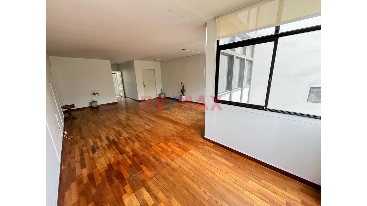 Alquila En Exclusiva Zona De Miraflores!!.. Departamento De 176 M2 En 2Do. Piso, Con Vista A Parque + Estacionamiento — foto 2