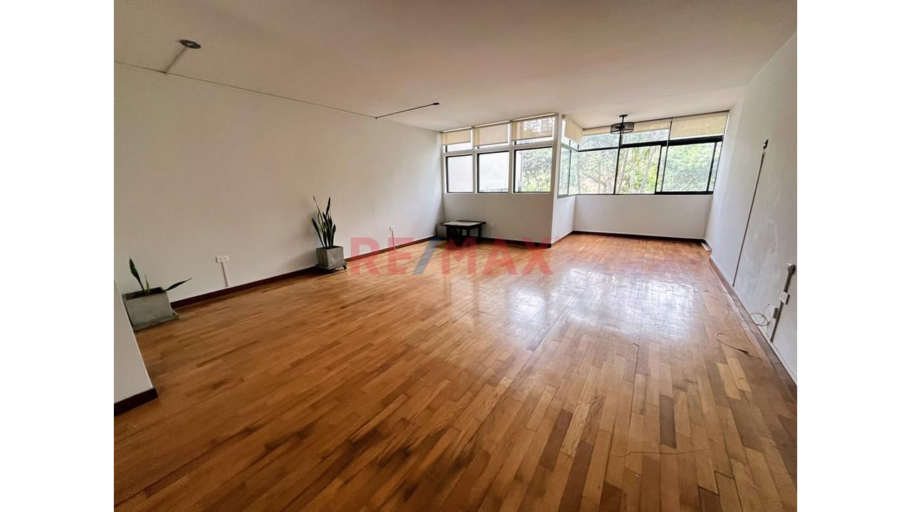 Alquila En Exclusiva Zona De Miraflores!!.. Departamento De 176 M2 En 2Do. Piso, Con Vista A Parque + Estacionamiento