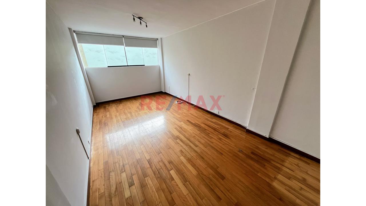 Alquila En Exclusiva Zona De Miraflores!!.. Departamento De 176 M2 En 2Do. Piso, Con Vista A Parque + Estacionamiento — foto 4